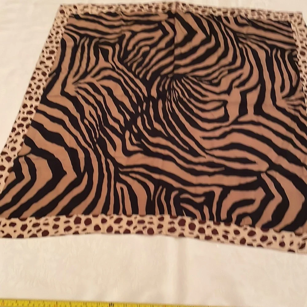 Beautiful Liz Claiborne 100% Rayon 30” animal print Scarf (OLCC-AF)